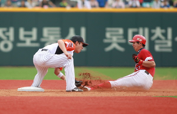 강민호선수의 송구를 받아 이대형선수를 2루에서 도루저지하는 정훈선수